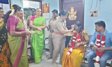 கோவில்பட்டியில் காவல் நிலையத்தில் பெண் சப்-இன்ஸ்பெக்டருக்கு வளைகாப்பு விழா!