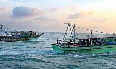 தூத்துக்குடியில் நாட்டுப்படகு மீது கப்பல் மோதி விபத்து: கடலில் தத்தளித்த 2 மீனவர்கள் மீட்பு!!