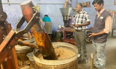 கழுகுமலை, ஏரல் பகுதிகளில் உணவுப் பாதுகாப்புத் துறை சோதனை: 5,985 லிட்டா் எண்ணெய் பறிமுதல்!