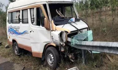 சாலை தடுப்பு வேலியில் டெம்போ டிராவலர் மோதியதில் குழந்தை உட்பட 2 பேர் பலி!!