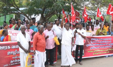 ஊரகவளர்ச்சி உள்ளாட்சி துறை ஊழியர்கள் ஆட்சியரகத்தில் ஆர்ப்பாட்டம்!