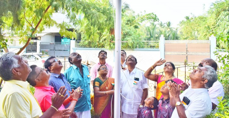 74 வது குடியரசு தினவிழா : மேற்கு மண்டல தலைவர் கொடியேற்றி மரியாதை...!