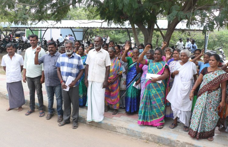 முத்தையாபுரம் பகுதியில் செல்போன் டவர் அமைக்க எதிர்ப்பு தெரிவித்து பொதுமக்கள் மனு!