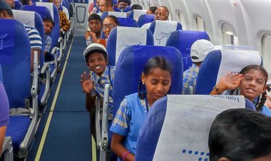 இனி லீவ் போடாமா ஸ்கூலுக்கு போனா....விமானத்தில் பறக்கலாம்...  தூத்துக்குடி பாரதியார் வித்யாலயம் பள்ளி ஆசிரியரின் புதிய முயற்சி...!