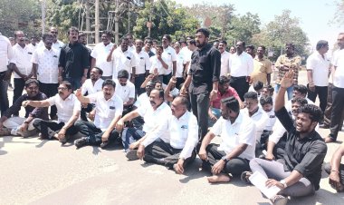 தூத்துக்குடி நீதிமன்றம் முன்பு வக்கில் கொலை வழக்கில் குற்றவாளிகளை கைது செய்ய கோரி வழக்கறிஞர்கள் நீதிமன்ற புறக்கணிப்பு போராட்டம்!