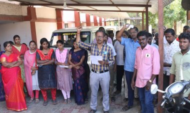 தூத்துக்குடியில் வணிகவரி பணியாளா்கள் சங்கம் ஆா்ப்பாட்டம்!