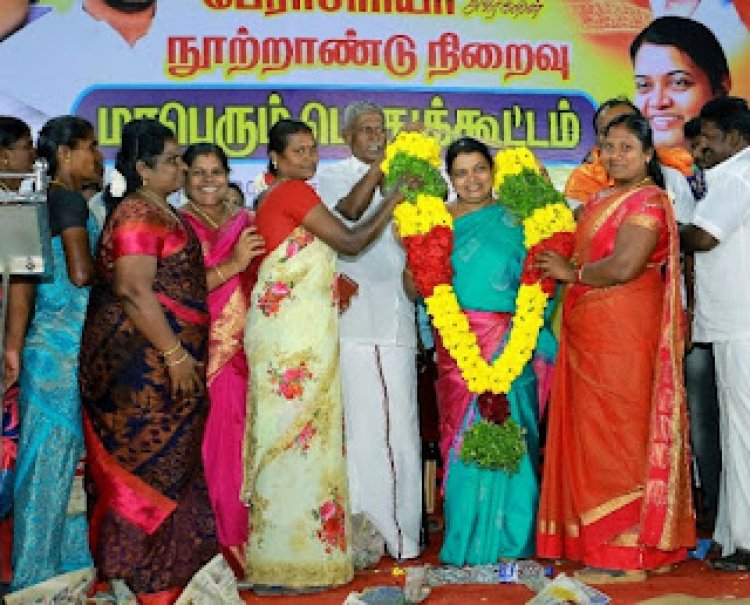 முத்தையாபுரம் பகுதி மகளிர் அணி சார்பில் அமைச்சர் கீதா ஜீவனுக்கு உற்சாக‌ வரவேற்பு.!