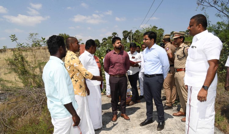 ஸ்ரீவைகுண்டம் அருகே ஆட்சியர் தலைமையில் ஆதிதிராவிட இன மக்கள் மயானத்திற்கு பயன்படுத்தும் மயானப்பாதை தொடர்பாக சமாதானக்கூட்டம்!