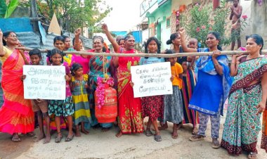 தூத்துக்குடியில் கேஸ் விலை உயர்வை கண்டித்து சிலிண்டரை தூக்கிலிட்டு நூதன போராட்டம்!