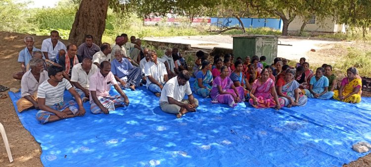 விளாத்திகுளம் அருகே பரபரப்பு... ஊரைவிட்டு ஊரணியில் குடியேறிய பொதுமக்கள்