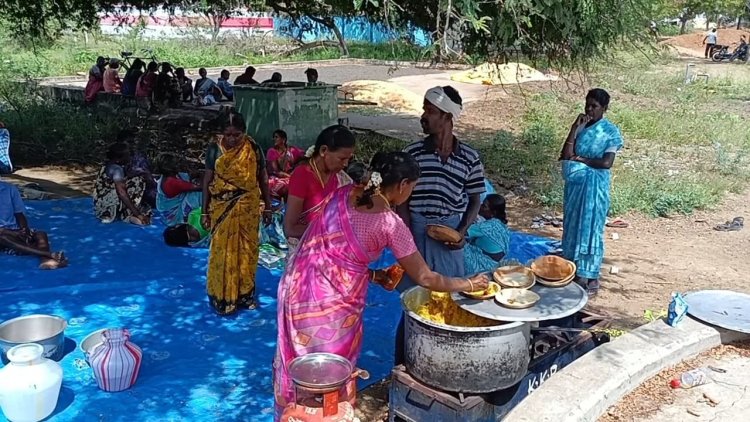 விளாத்திகுளம் அருகே பரபரப்பு... ஊரைவிட்டு ஊரணியில் குடியேறிய பொதுமக்கள்