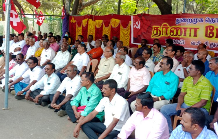 தூத்துக்குடியில் துறைமுக தொழிலாளர்கள் தர்ணா போராட்டம்!
