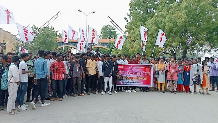 தேர்வு கட்டணம் உயர்வை கண்டித்து மாணவர்கள் வகுப்பு புறக்கணிப்பு போராட்டம்: 2000 க்கும் மேற்பட்டோர் பங்கேற்பு!