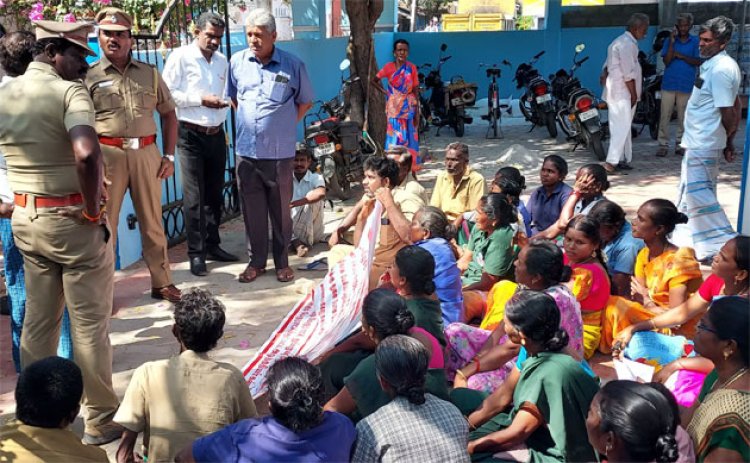 தூய்மைப் பணியாளர் விஷம் குடித்து தற்கொலை முயற்சி: பேரூராட்சி அலுவலகத்தில் பணியாளர்கள் முற்றுகை!