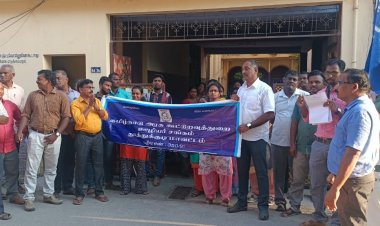செங்கல்பட்டு கூட்டுறவுத்துறை துணைப்பதிவாளரை பதவி நீக்கம் செய்ய கோரி தூத்துக்குடியில் ஊழியர்கள் ஆர்ப்பாட்டம்!