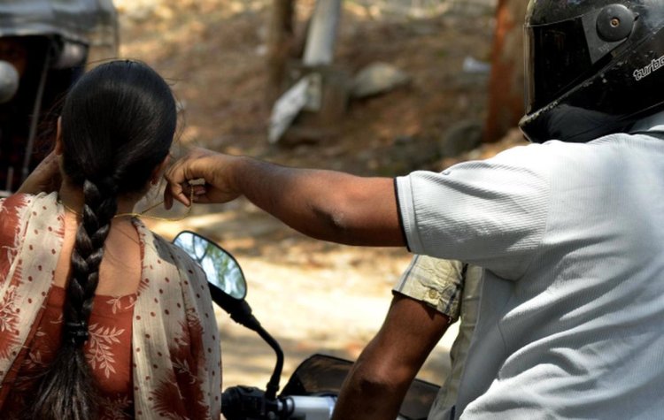 தூத்துக்குடியில் பைக்குகளில் கணவனுடன் செல்லும் பெண்களை குறிவைத்து நகைபறிப்பு: சினிமாவை மிஞ்சும் தொடர் வழிப்பறி: 2 வாலிபர்கள் கைது!