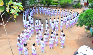 ஸ்டெதஸ்கோப் வடிவில் நின்று அசத்திய நர்சிங் கல்லூரி மாணவிகள்!!