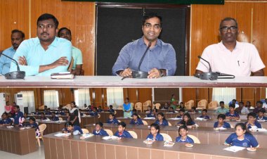 #தூத்துக்குடி: கடலோர கிராம பள்ளி மாணவ, மாணவிய‌ர்களுடன் ஆட்சியர் கலந்துரையாடல்!!