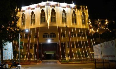 ஆரஞ்சு நிறத்தில் ஜொலித்த தூத்துக்குடி மாவட்ட ஆட்சியர் அலுவலகம்!