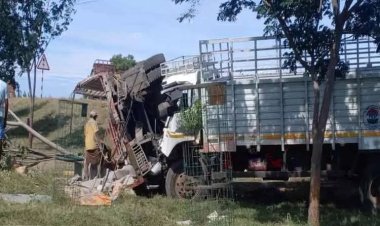 கயத்தாறு அருகே 2 மினி லாரிகள் நேருக்கு நேர் மோதல்; 2 பேர் காயம்!!