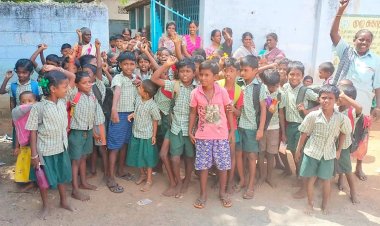 தலைமை ஆசிரியா் இடமாற்றத்துக்கு எதிா்ப்பு: பள்ளியை முற்றுகையிட்டு போராட்டம்!!