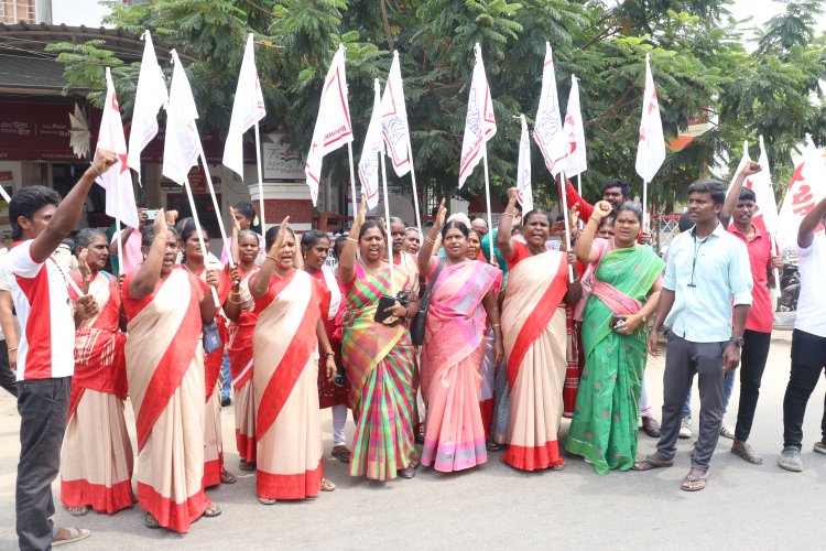 தூத்துக்குடியில் பரபரப்பு! தபால் நிலையத்தை முற்றுகையிட முயன்ற 18 பெண்கள் உட்பட 24 பேர் அதிரடி கைது!!