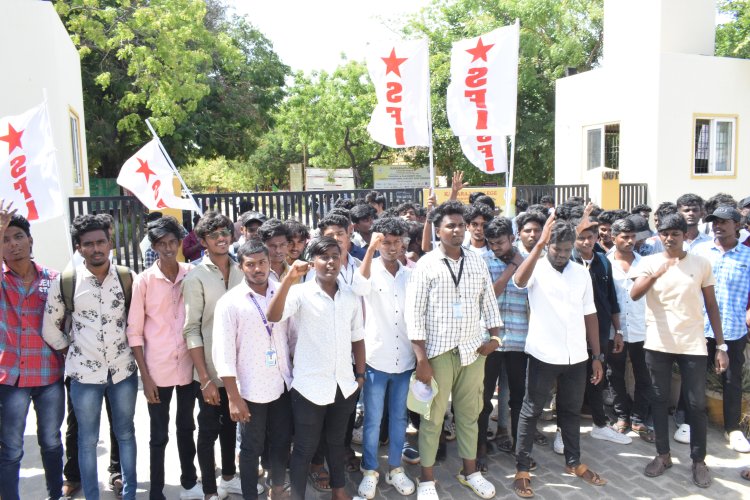 காமராஜ் கல்லூரி  மாணவர்கள் வகுப்புகளை புறக்கணித்து போராட்டம்!