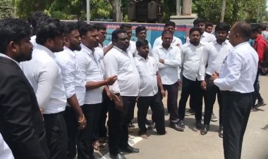 நீதிமன்றம் முன்பு சமத்துவ வக்கீல் சங்கத்தினர் ஆர்ப்பாட்டம்!