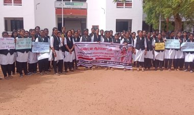 மணிப்பூர் மாநிலத்தின் வன்கொடுமை சம்பவத்தை கண்டித்து சட்டக்கல்லூரி மாணவிகள் ஆர்ப்பாட்டம்!