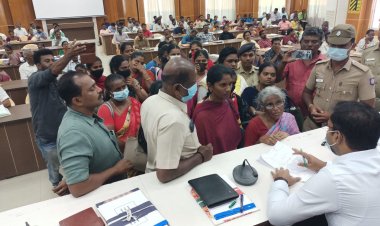 தொண்டு நிறுவனம் பணமோசடி: ஆட்சியர் அலுவலகத்தில் ஆசிரியைகள் முற்றுகை!