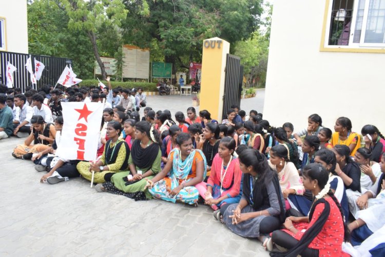 தூத்துக்குடி காமராஜர் கல்லூரி மாணவர்கள் போராட்டம் தற்காலிக ஒத்திவைப்பு!!