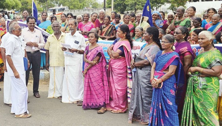 காலை சிற்றுண்டி திட்டத்தை சத்துணவு ஊழியர்கள் மூலம் நடத்த கோரி ஆர்ப்பாட்டம்