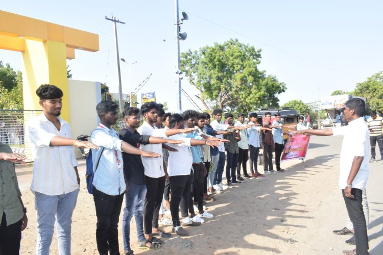 நாங்குநேரி சம்பவத்தைக் கண்டித்து மாணவர் சங்கம் சார்பில் மனித சங்கிலி!