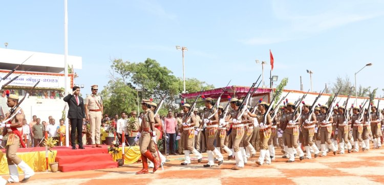 சுதந்திர தினவிழாவில் 60 காவல்துறையினருக்கு பாராட்டுச் சான்றிதழ்: ஆட்சியர் வழங்கினார்!