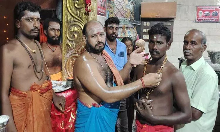 குலசேகரன்பட்டினத்தில் தசரா திருவிழா:முத்தாரம்மன் கோவிலில் பக்தர்கள் மாலை அணிந்து விரதம் தொடங்கினர்!