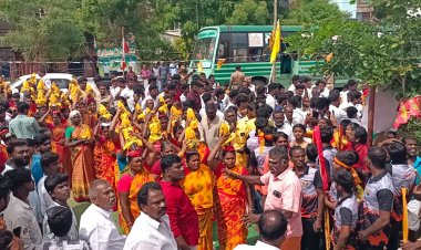 தேவர் ஜெயந்தி விழா: 3வது மைலில் அவரது திருவுருவ சிலைக்கு 116 பால் குடம் அபிஷேகம் செய்து மரியாதை செலுத்தப்பட்டது.