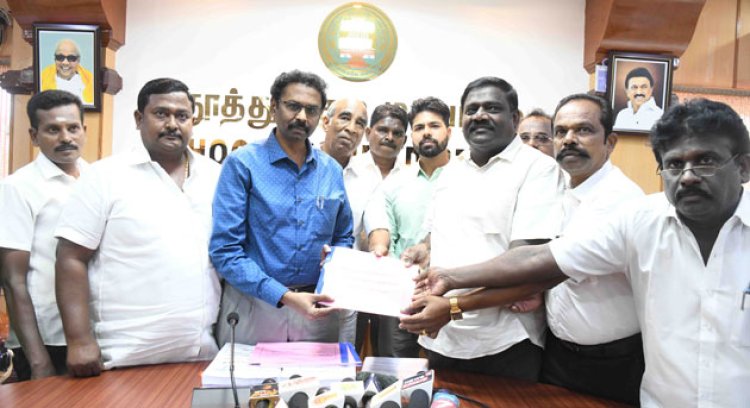 தூத்துக்குடி மாவட்ட வரைவு வாக்காளர் பட்டியல் : ஆட்சியர் லட்சுமிபதி வெளியிட்டார்!
