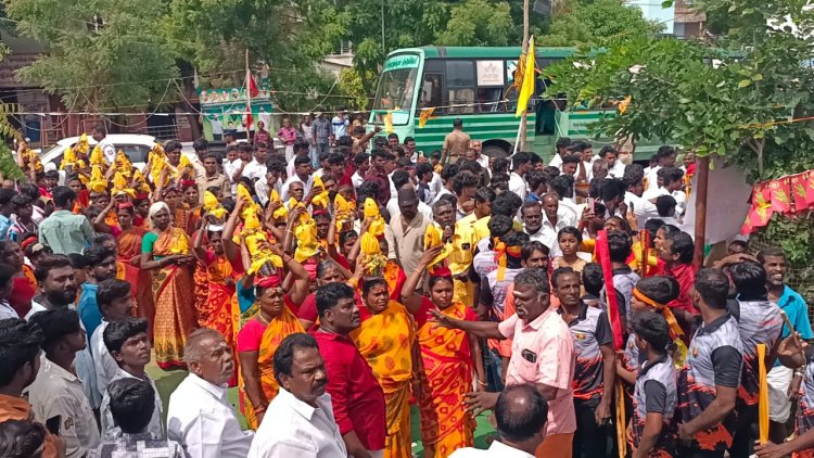 தேவர் ஜெயந்தி விழா: 3வது மைலில் அவரது திருவுருவ சிலைக்கு 116 பால் குடம் அபிஷேகம் செய்து மரியாதை செலுத்தப்பட்டது.