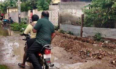 தூத்துக்குடி மாநகராட்சி பகுதிகளில் மழைநீர் பாதிப்புகள் : மோட்டார் பைக்கில் சென்று மேயர் ஜெகன் பெரியசாமி அதிரடி ஆய்வு!