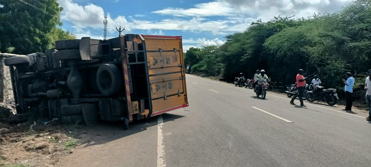 பழையகாயல் அருகே அரசு பேருந்து மீது மீன் லாரி மோதல் : இளைஞர் பலி 7 பேர் படுகாயம் !