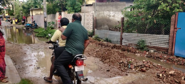 தூத்துக்குடி மாநகராட்சி பகுதிகளில் மழைநீர் பாதிப்புகள் : மோட்டார் பைக்கில் சென்று மேயர் ஜெகன் பெரியசாமி அதிரடி ஆய்வு!