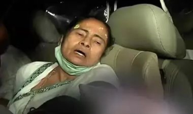 சிறு கார் விபத்தில் சிக்கியதில் மேற்கு வங்க முதல்வர் மம்தா பானர்ஜிக்கு லேசான காயம்