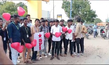 தூத்துக்குடியில் காதலர் தினத்தை கேக் வெட்டி கொன்டாடிய மாணவர்கள்!