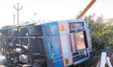 மின்கம்பத்தில் வேன் மோதி விபத்து: 12பேர் காயம்!!