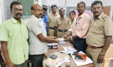 கோவில்பட்டி அருகே உரிய ஆவணம் இல்லாமல் பைக்கில் எடுத்து சென்ற ரூ.1லட்சம் பறிமுதல் !!