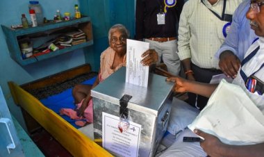 தூத்துக்குடியில் தபால் வாக்குகளை பதிவு செய்த மிக மூத்த குடிமக்கள்