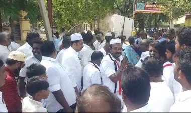 தூத்துக்குடியில், தொழுகை முடிந்து வந்தவர்களிடம் திமுக, அதிமுகவினர் வாக்கு சேகரிப்பு!