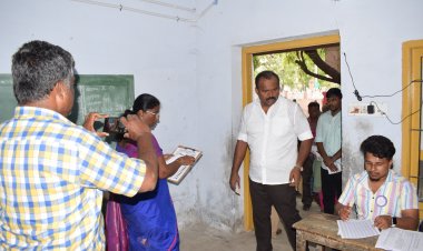 வாக்குப்பதிவு மையத்தில் அதிமுக வேட்பாளரின் முகம் மற்றும் சின்னம் அடங்கிய மாதிரி வாக்குப்பதிவு அட்டவணை; கையும், களவுமாக பிடித்த மேயர் ஜெகன்...!