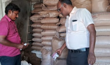 திருச்செந்தூரில் பஞ்சாமிர்தம் தயாரிப்பு ஆலைகளில் உணவு பாதுகாப்பு அலுவலர் அதிரடி சோதனை: 3240 கிலோ நாட்டுச்சக்கரை, 386 கிலோ பஞ்சாமிர்தம் பறிமுதல்!!