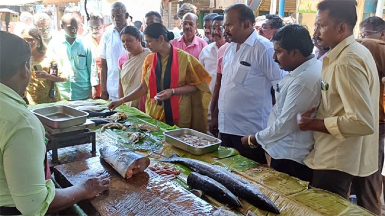 தூத்துக்குடி வஉசி மார்க்கெட்டில் திமுக வேட்பாளர் கனிமொழி கருணாநிதி வாக்கு சேகரிப்பு!!